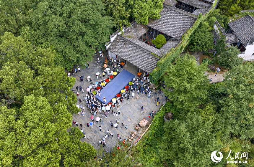 游客在观看农耕民俗T台秀。人民网 朱海鹏摄