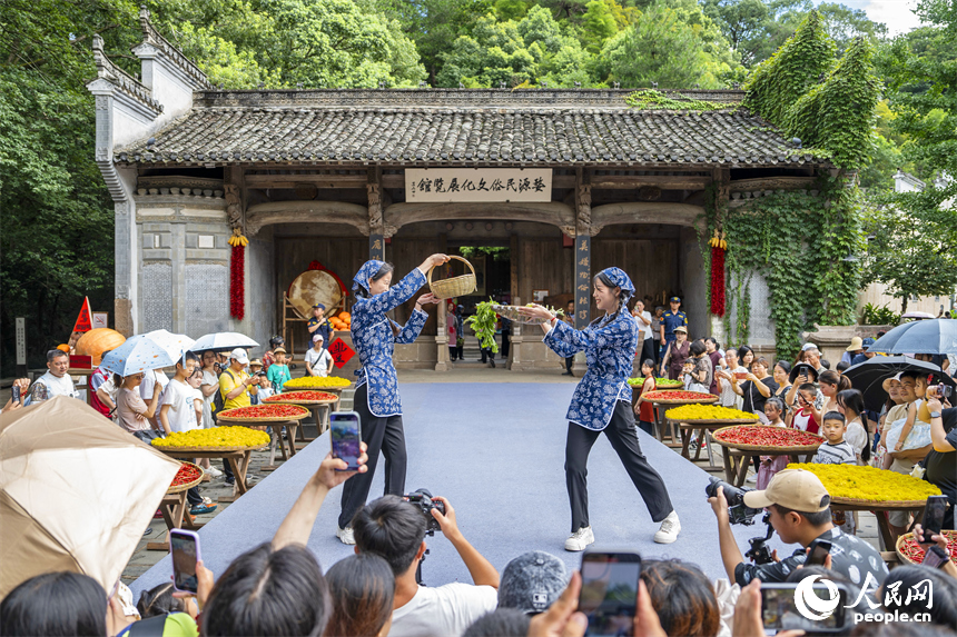 游客在观看农耕民俗T台秀。人民网 朱海鹏摄