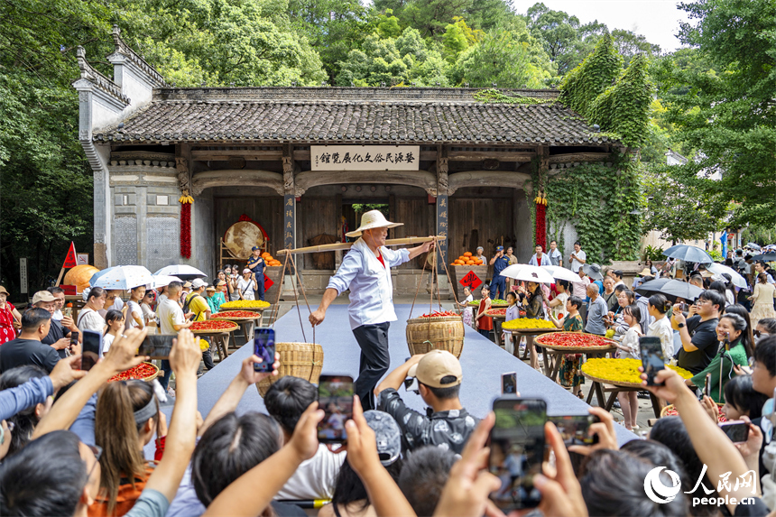 游客在观看农耕民俗T台秀。人民网 朱海鹏摄