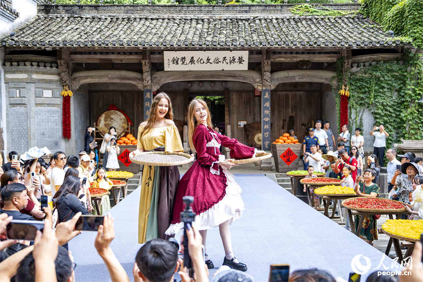 游客在观看农耕民俗T台秀。人民网 朱海鹏摄