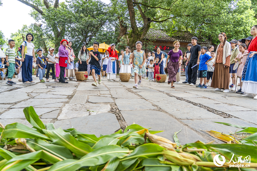游客在参与互动游戏。人民网 朱海鹏摄