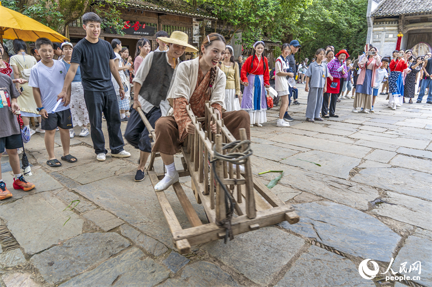 游客在参与互动游戏。人民网 朱海鹏摄