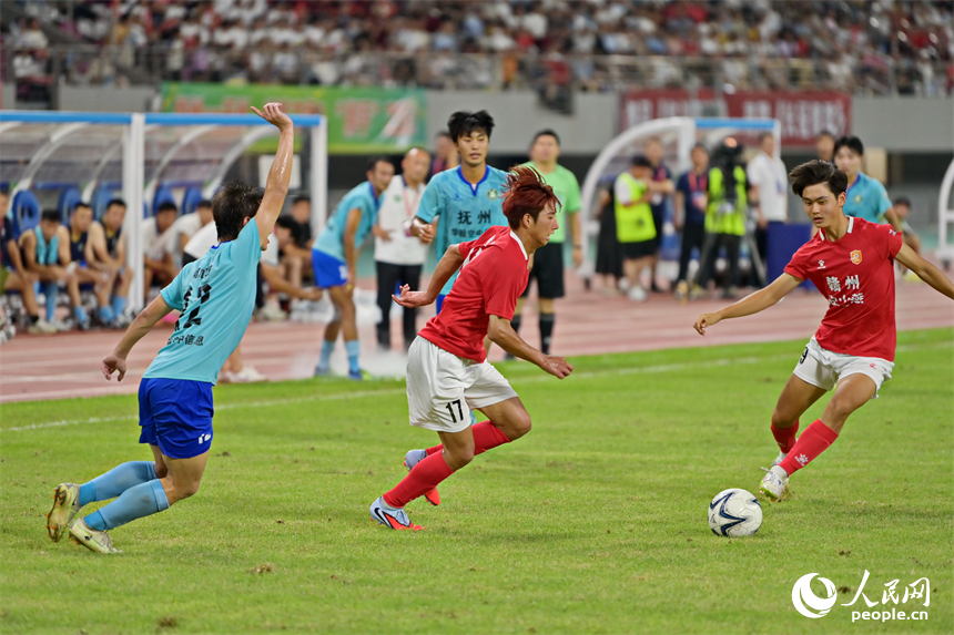 比赛精彩瞬间。人民网 朱海鹏摄