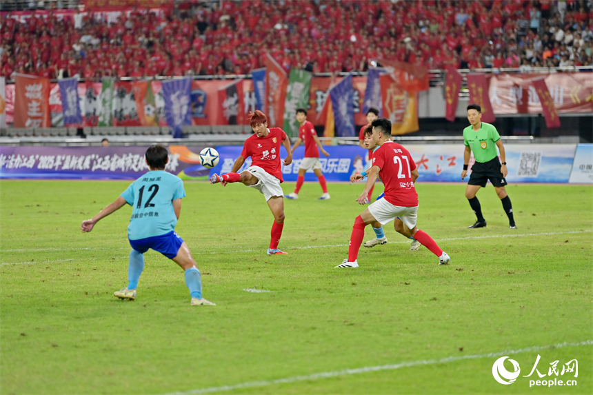 比赛精彩瞬间。人民网 朱海鹏摄