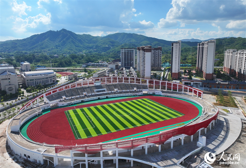 贛州市石城縣西城體育中心項目建設現場，工人冒著高溫在安裝體育場館外立面鋁板。人民網 朱海鵬攝