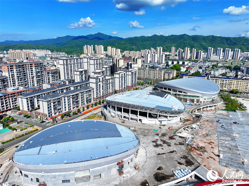 贛州市石城縣西城體育中心項目建設現場，工人冒著高溫在安裝體育場館外立面鋁板。人民網 朱海鵬攝