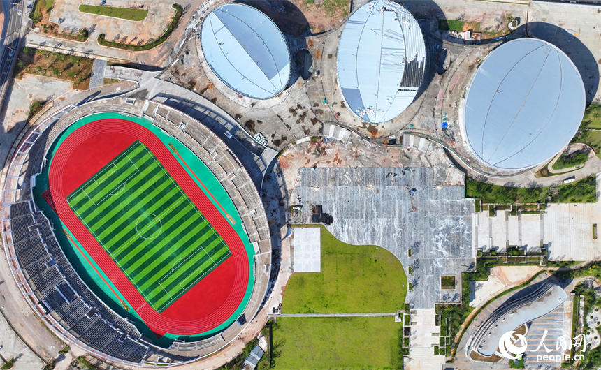 贛州市石城縣西城體育中心項目建設現場，工人冒著高溫在安裝體育場館外立面鋁板。人民網 朱海鵬攝