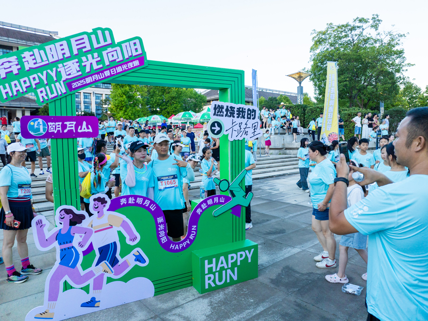 游客们在赛道打卡点拍照留念。 陈旅摄