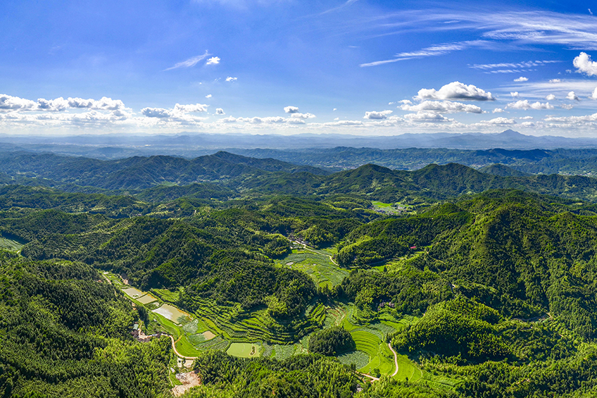 航拍镜头下的塘家山村，一派美丽的生态田园画卷。谢东摄