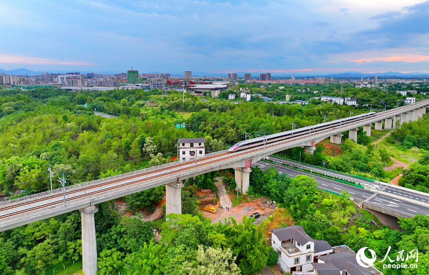 贛州市南康區龍嶺鎮，途經贛州西站的贛深高鐵列車往來疾馳。人民網 朱海鵬攝