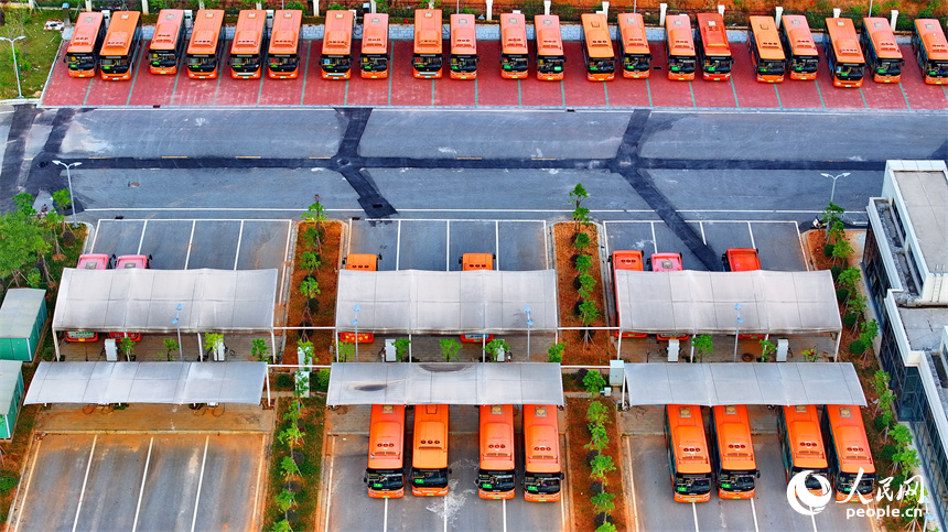 撫州市南豐縣琴城鎮一處停車場內，新能源公交車在充電。人民網 朱海鵬攝