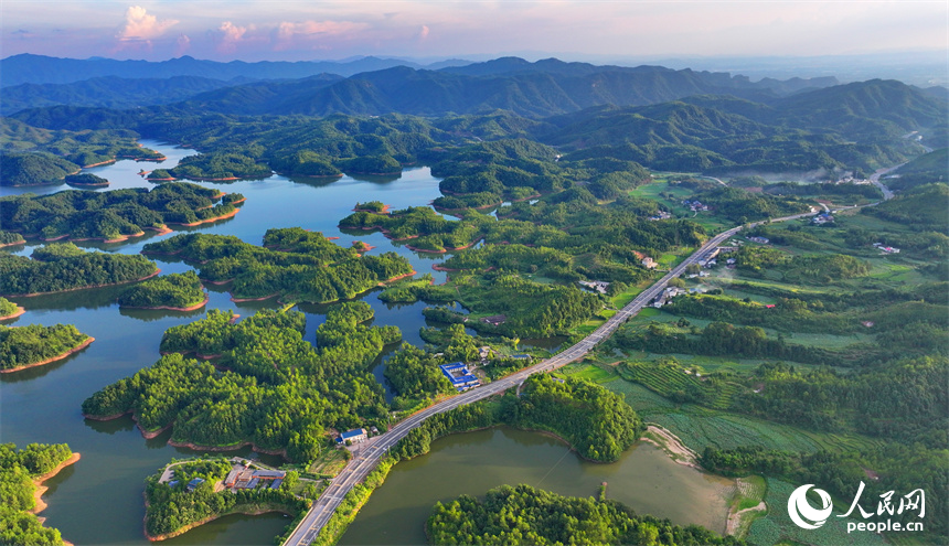 瑞金市日東鄉，蜿蜒向前的“四好農村路”與田野、山巒、碧水相映成景。人民網 朱海鵬攝