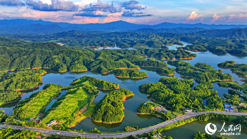 瑞金市日東鄉，蜿蜒向前的“四好農村路”與田野、山巒、碧水相映成景。人民網 朱海鵬攝
