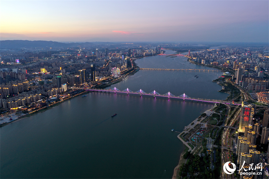江西最大河流赣江奔涌东流。人民网记者 时雨摄
