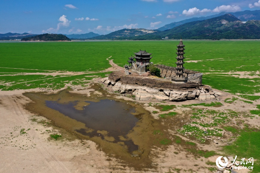 受鄱阳湖低水位影响，往年同期淹没在湖水中的落星墩今年矗立在“草原”之中。人民网记者 时雨摄