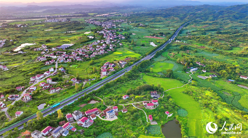 抚州市广昌县甘竹镇龙溪村境内，济广高速公路上的车辆往来疾驰。人民网 朱海鹏摄
