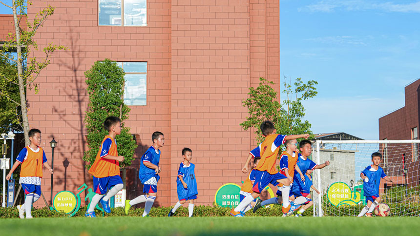 南丰县登高小学足球场，学生正在进行足球训练。李煜祖摄