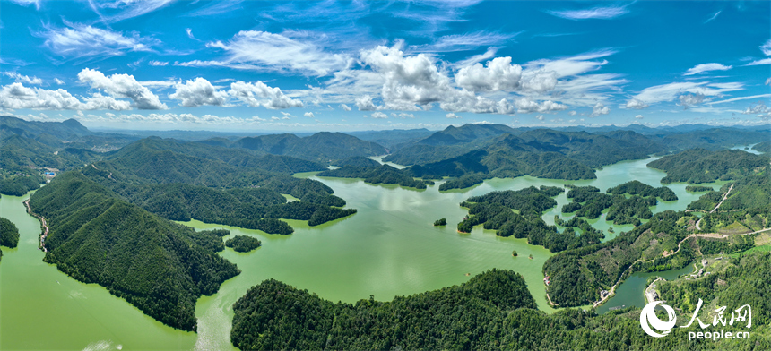 贛州市上猶縣陽明湖，山青水碧、樹木蔥蘢，與藍天白雲相映成畫。人民網 朱海鵬攝