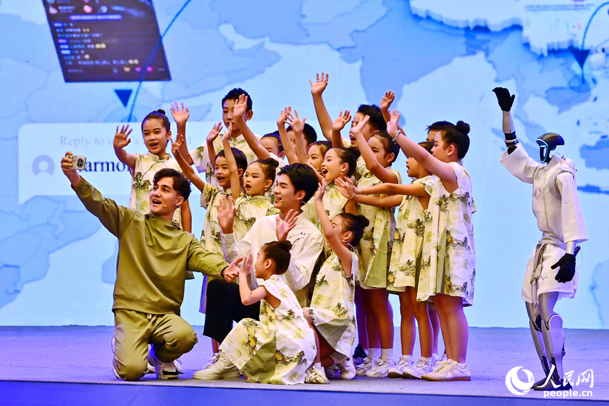 2025江西省網絡文明大會現場，人形機器人化身“詩人”，現場表演誦讀古詩詞，並與同台表演者合影留念，讓觀眾耳目一新。人民網 朱海鵬攝