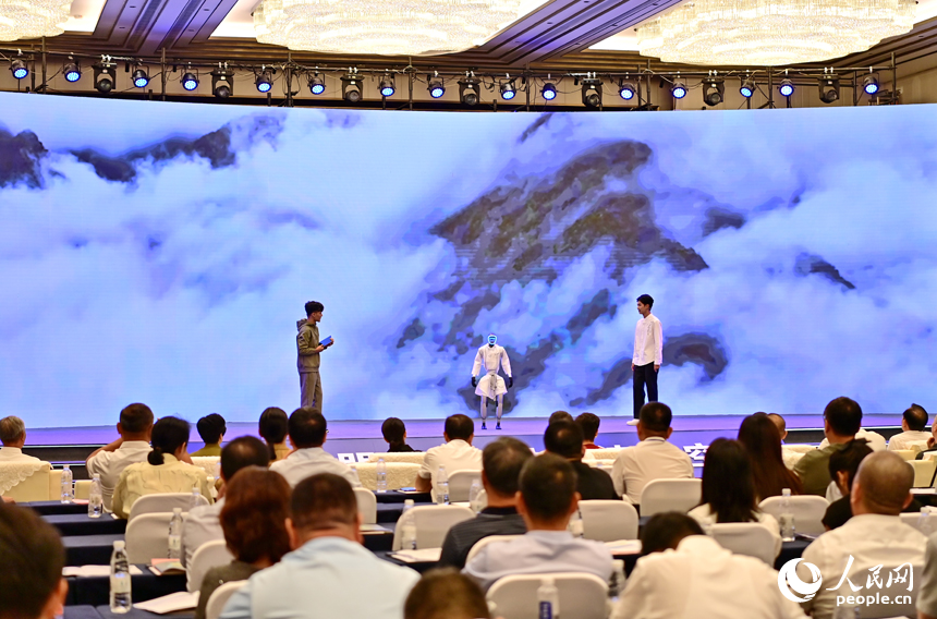 2025江西省網絡文明大會現場，人形機器人化身“詩人”，現場表演誦讀古詩詞，並與同台表演者合影留念，讓觀眾耳目一新。人民網 朱海鵬攝