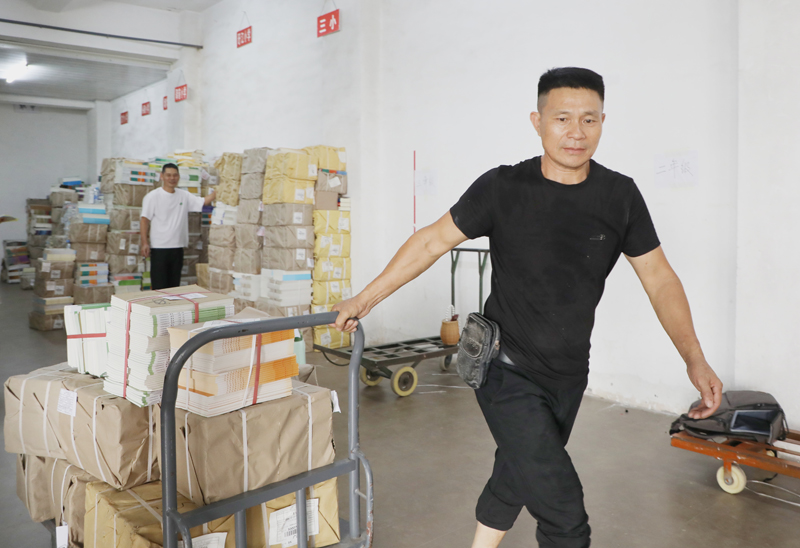 全力投入秋季教材保障工作。胡媛攝