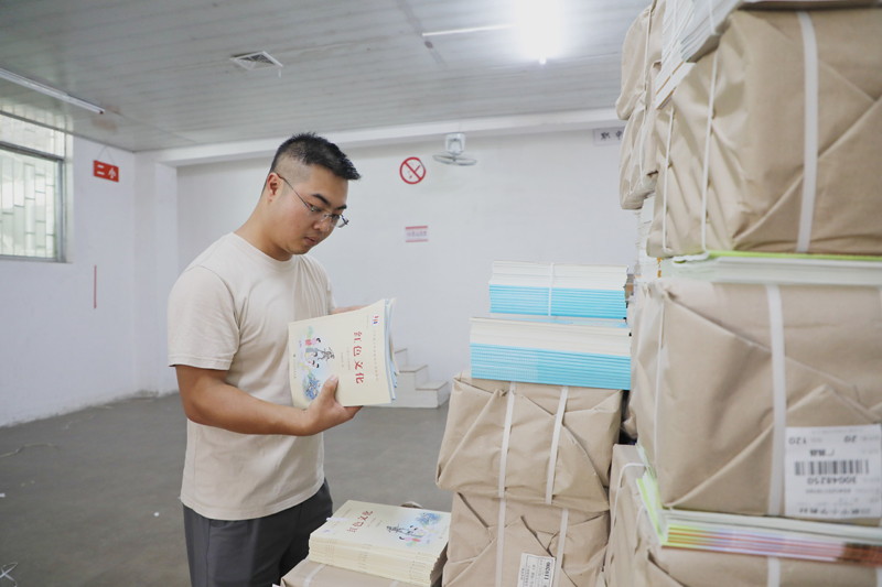 全力投入秋季教材保障工作。胡媛攝