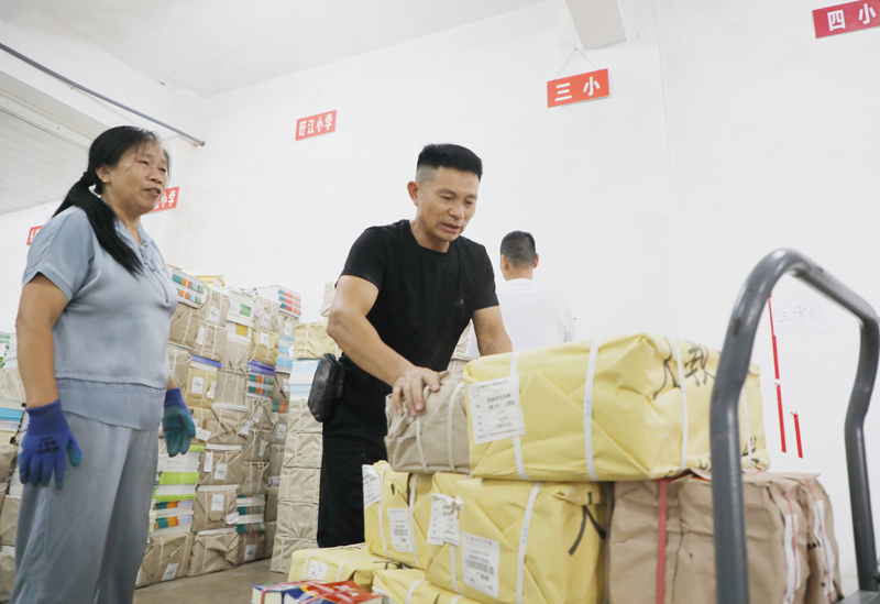 全力投入秋季教材保障工作。胡媛攝