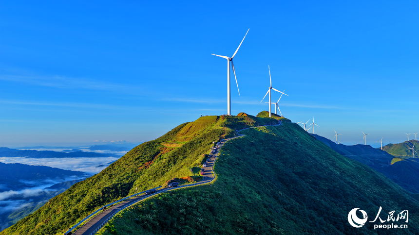 贛州市上猶縣的雙溪草山筑峰頂，新能源風力發電機組與連綿青山相映成景，吸引游客前來觀光打卡。人民網 朱海鵬攝