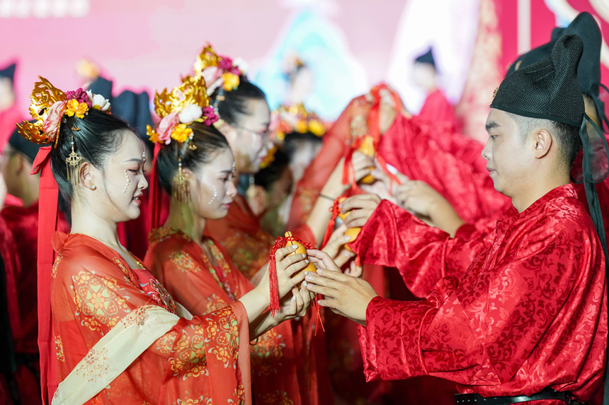 移風易俗集體婚禮現場。 譚建榮攝