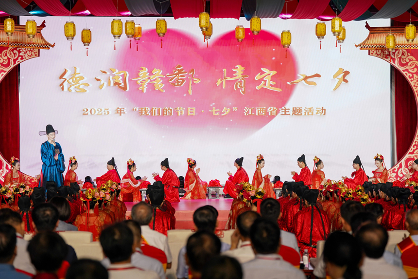 移風易俗集體婚禮現場。 譚建榮攝