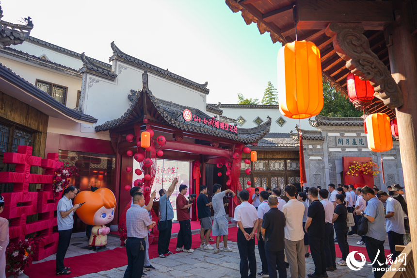 仙女湖婚姻登記處揭牌現場。人民網 涂詩軒攝