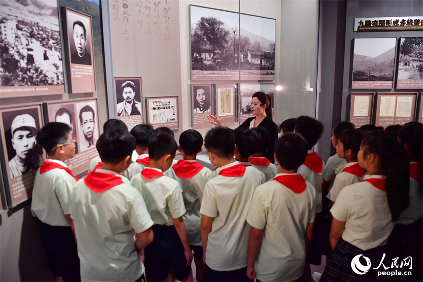 學生們參觀《鐵軍出征——新四軍從這裡走來》基本陳列。人民網記者 時雨攝