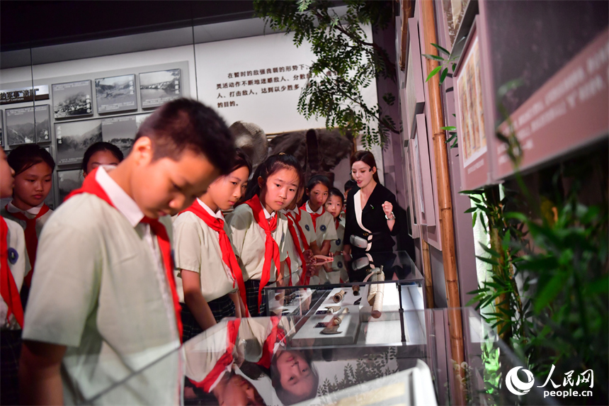 學生們參觀《鐵軍出征——新四軍從這裡走來》基本陳列。人民網記者 時雨攝