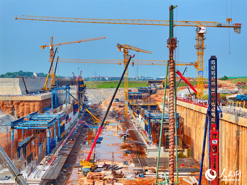 赣江龙头山枢纽二线船闸项目工地塔吊林立，作业繁忙，工人在浇筑船闸主体。人民网 朱海鹏摄