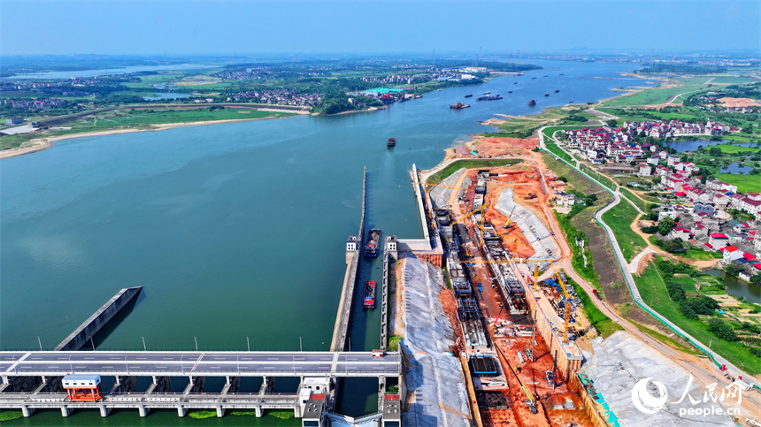 贛江龍頭山樞紐二線船閘項目工地塔吊林立，作業繁忙，工人在澆筑船閘主體。人民網 朱海鵬攝