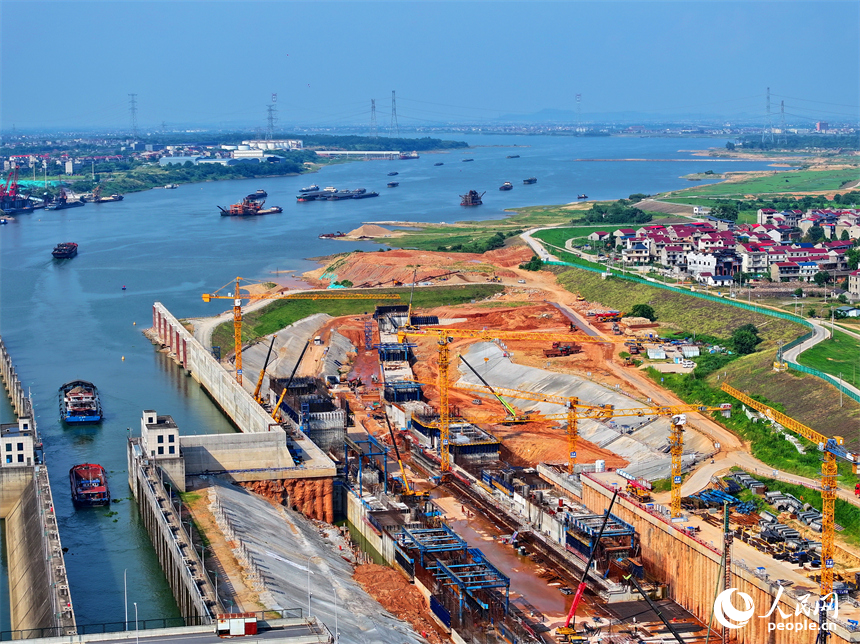 赣江龙头山枢纽二线船闸项目工地塔吊林立，作业繁忙，工人在浇筑船闸主体。人民网 朱海鹏摄