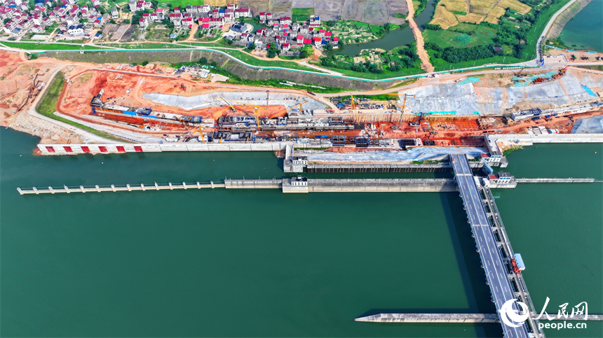 贛江龍頭山樞紐二線船閘項目工地塔吊林立，作業繁忙，工人在澆筑船閘主體。人民網 朱海鵬攝