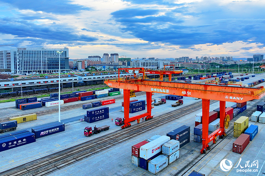 位於贛州市南康區龍嶺鎮的贛州國際陸港運輸作業繁忙，各類班列集裝箱裝卸有序進行。人民網 朱海鵬攝