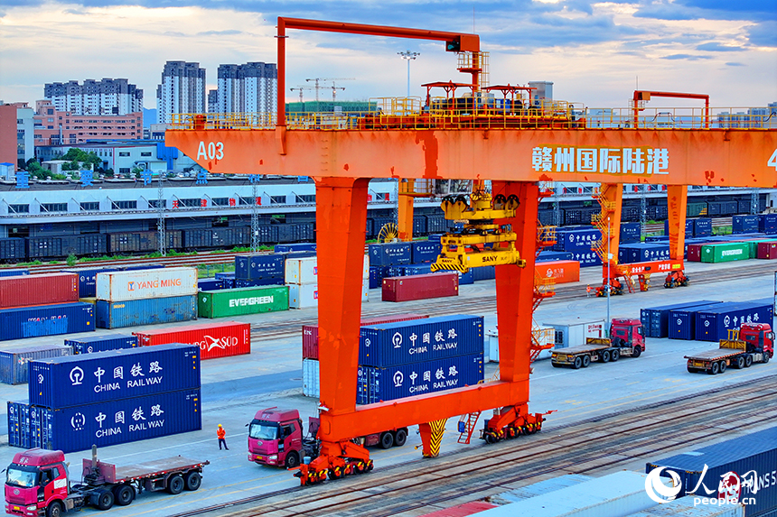位於贛州市南康區龍嶺鎮的贛州國際陸港運輸作業繁忙，各類班列集裝箱裝卸有序進行。人民網 朱海鵬攝