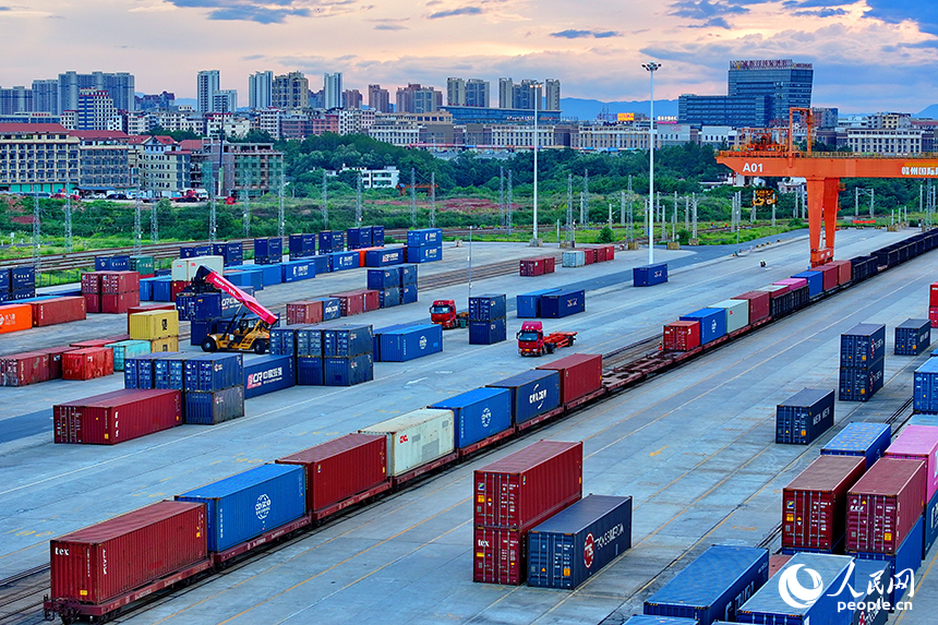 位於贛州市南康區龍嶺鎮的贛州國際陸港運輸作業繁忙，各類班列集裝箱裝卸有序進行。人民網 朱海鵬攝