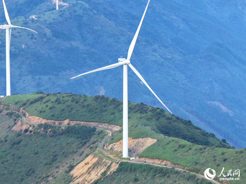 靖安縣中源鄉九嶺尖山頭，一座座風力發電機正在迎風運轉。人民網記者 毛思遠攝
