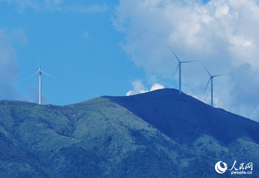 靖安縣中源鄉九嶺尖山頭，一座座風力發電機正在迎風運轉。人民網記者 毛思遠攝