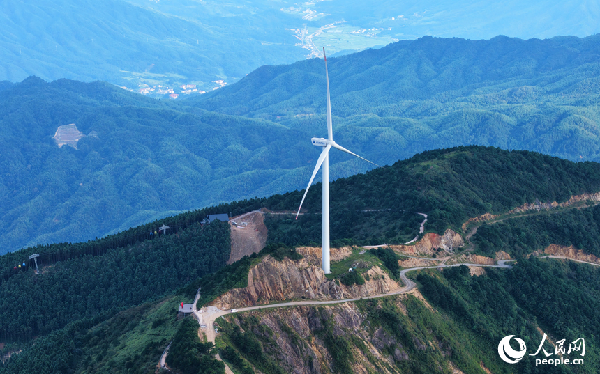 靖安縣中源鄉九嶺尖山頭，一座座風力發電機正在迎風運轉。人民網記者 毛思遠攝