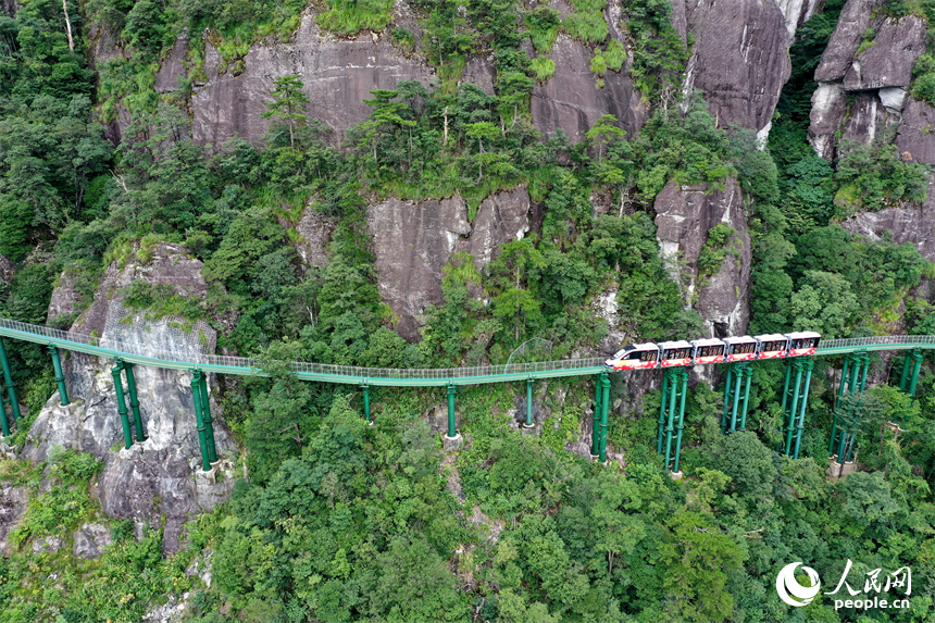 资溪县大觉山景区，悬崖动车在绿山间穿行，游客们感受“云端飞驰”的刺激与震撼。人民网记者 时雨摄