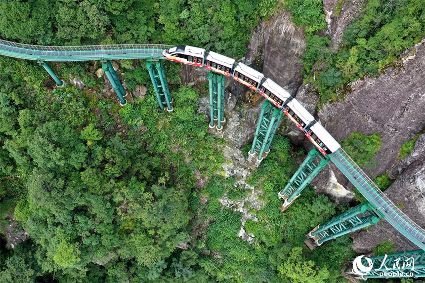 资溪县大觉山景区，悬崖动车在绿山间穿行，游客们感受“云端飞驰”的刺激与震撼。人民网记者 时雨摄