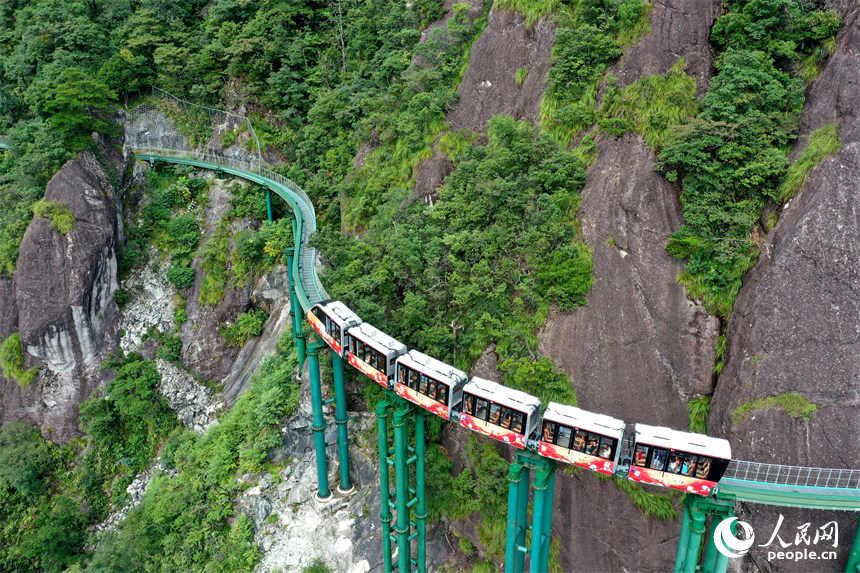资溪县大觉山景区，悬崖动车在绿山间穿行，游客们感受“云端飞驰”的刺激与震撼。人民网记者 时雨摄