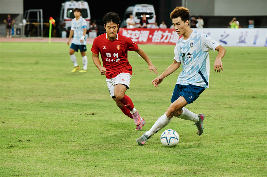 贛州隊主場迎戰新余隊，球員在場上激烈拼搶。邱新生攝