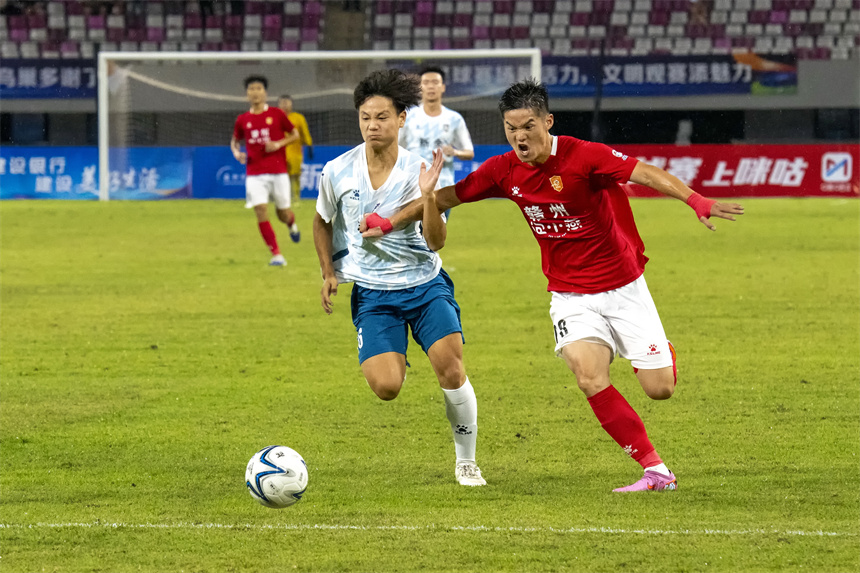 贛州隊主場迎戰新余隊，球員在場上激烈拼搶。邱新生攝