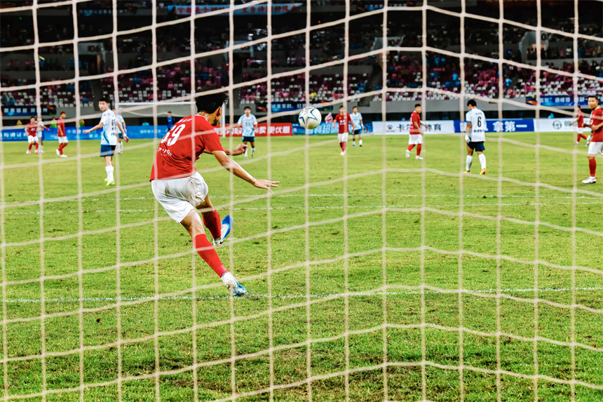 贛州隊主場迎戰新余隊，球員在場上激烈拼搶。邱新生攝