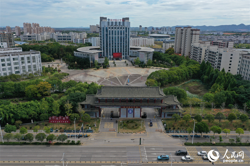 航拍镜头下的抚州医药学院校园。人民网记者 时雨摄